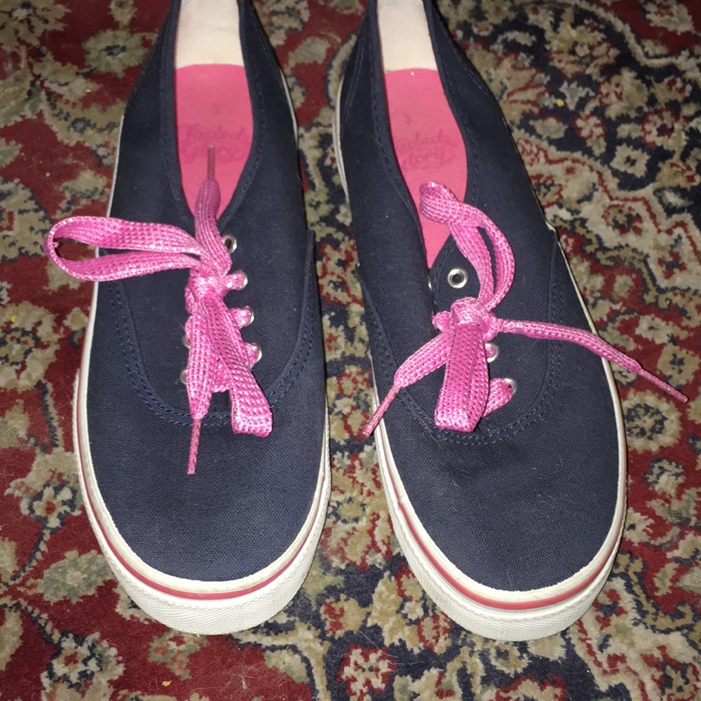 Tennis shoes
